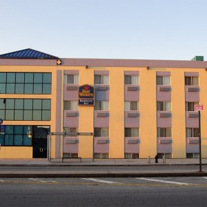 Hotel «Best Western» на углу Nostrand и Emmons Avenues