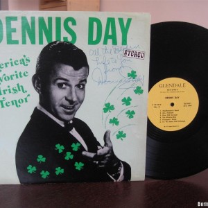 Пластинка с песнями в исполнении Денниса Дэя и его автографом.