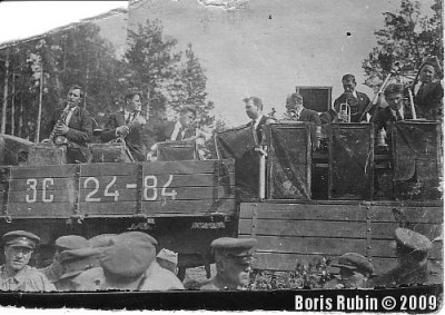 Концерт на передовой, 1943 год. Папа стоит с пюпитром между машинами.