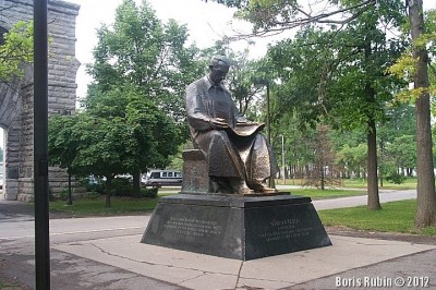 Памятник Николе Тесле в городе Ниагара Фоллс.