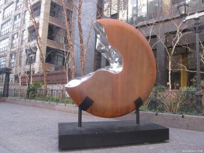 Скульптура G2V работы Джонатана Принца
