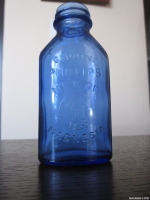 Синяя бутылочка из-под магнезиального молочка