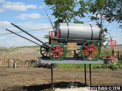 Памятник ассенизационному возку, воссозданному по дореволюционным документам и фотографиям. Вологда. 