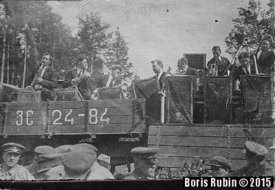 Подготовка к концерту на передовой, 1942 год. Папа держит пюпитр.