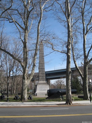 Пушка Родмэна и  Обелиск в  John Paul Jones Park 