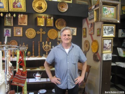 Маркиан Сурмач в своем магазине
