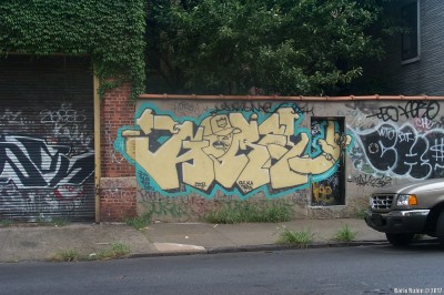 Граффити на бетонном заборе