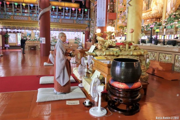 Молящийся монах