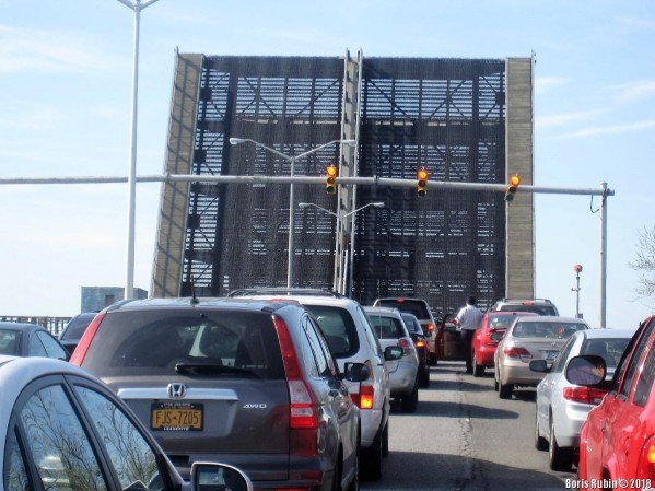 Mill Basin Bridge с поднятыми створками. Май 2011 года.