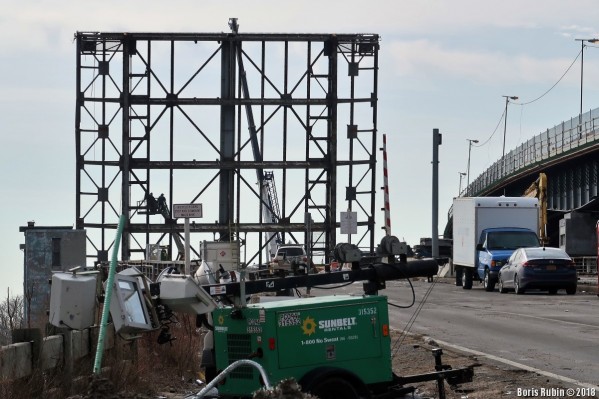 Остатки Mill Basin Bridge, Январь 2018 года. Справа виден новый мост.