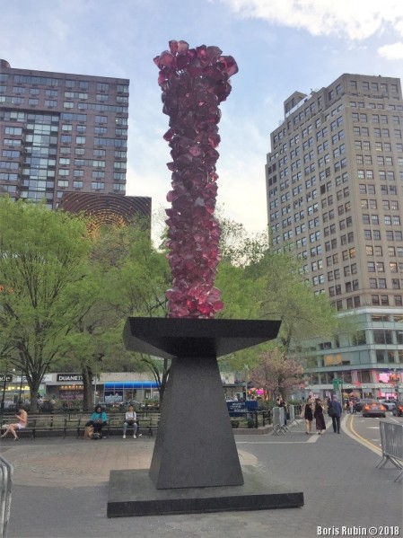  "Башня из розовых кристаллов" на Юнион Сквер