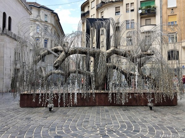 Памятник жертвам Холокоста в виде плакучей ивы