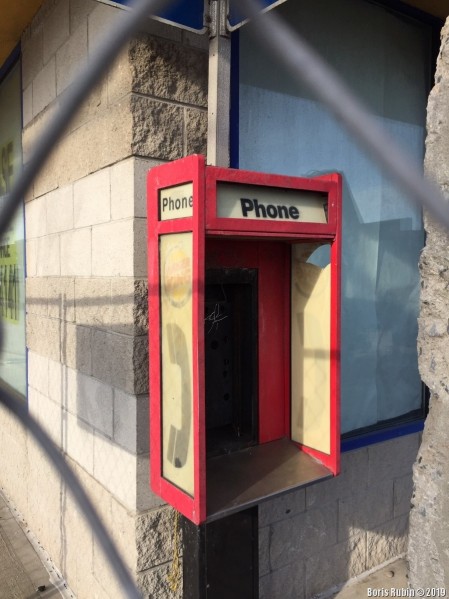 Заброшенная  телефонная будка полузакрытого типа
