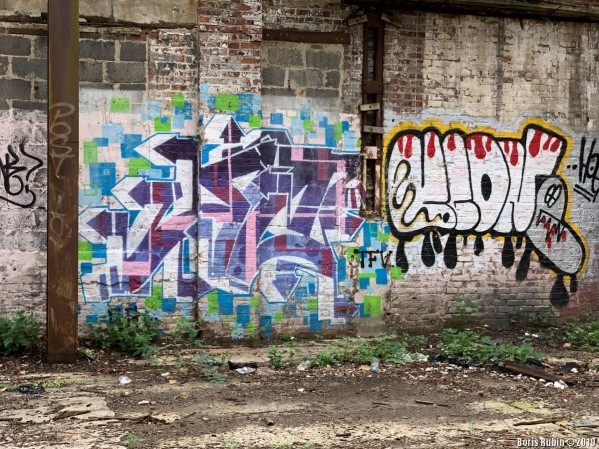 Граффити на стенах бывшего склада