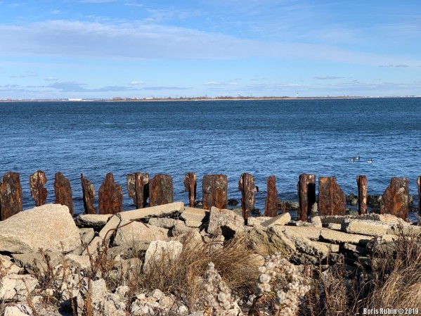 Железное ограждение на берегу Jamaica Bay