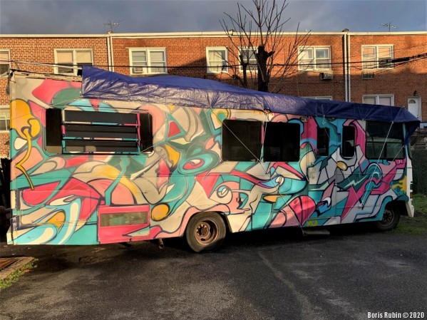 Автобус с абстрактным рисунком