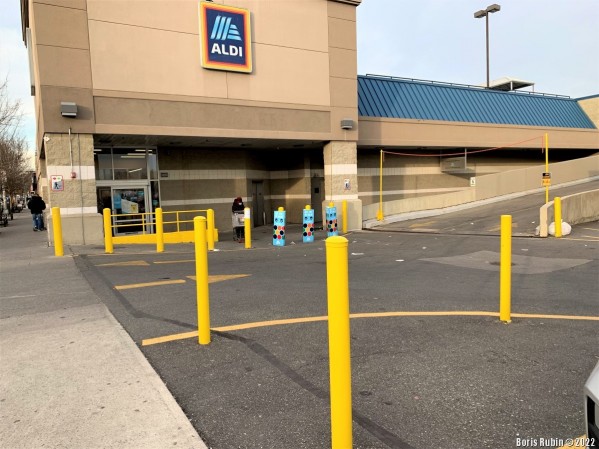 Заградительные столбики около магазина Aldi